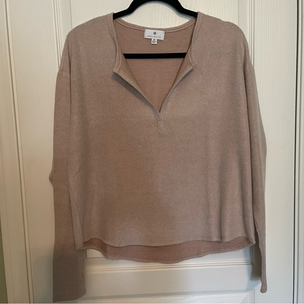 Socialite Soft Beige Cropped V Neck Knit Sweater Size M